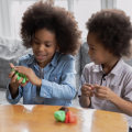 Hitos de las habilidades motoras finas para niños pequeños