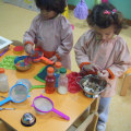Exploración de las capacidades de formación de la memoria en niños pequeños y los hitos cognitivos